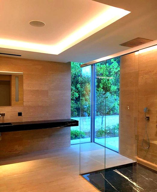 Salle de bain en travertin — Résidence privée, Saint-Jean-Cap-Ferrat
